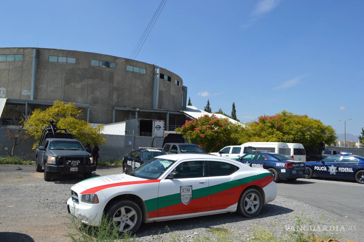 Aseguran a 114 migrantes en la caja de un tráiler en la carretera 57