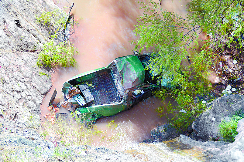 Repartidor de tortillas se salva al caer a un arroyo, en Saltillo