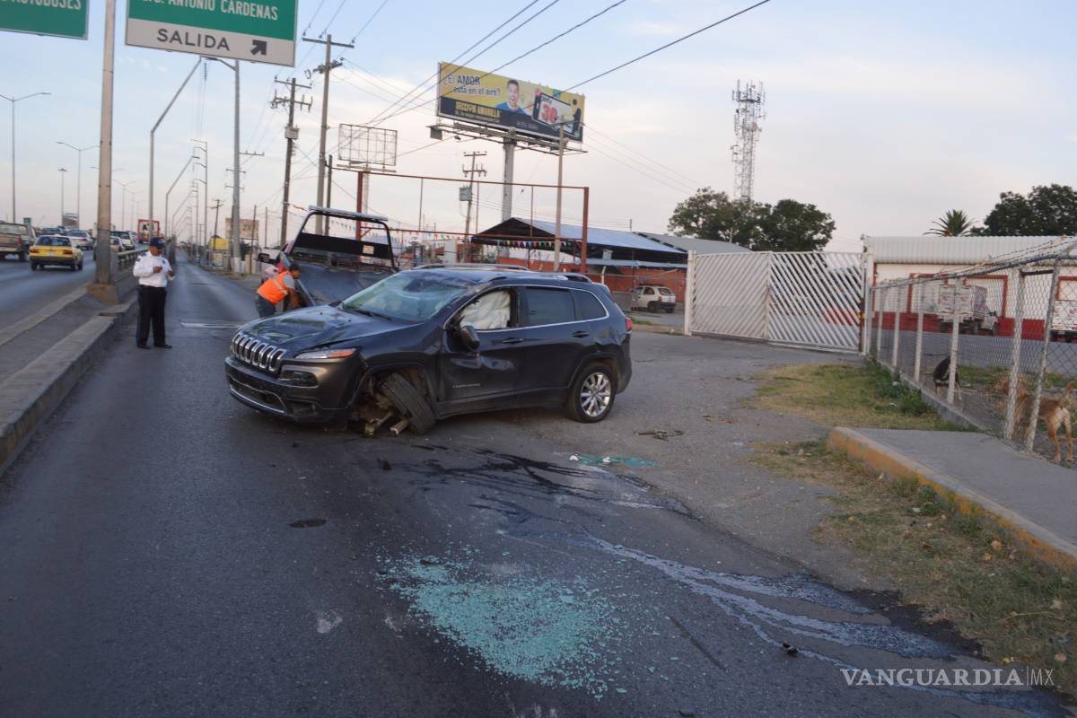 Conductor ebrio sufre volcadura en LEA