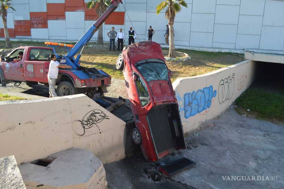 Le pegan y cae auto a arroyo