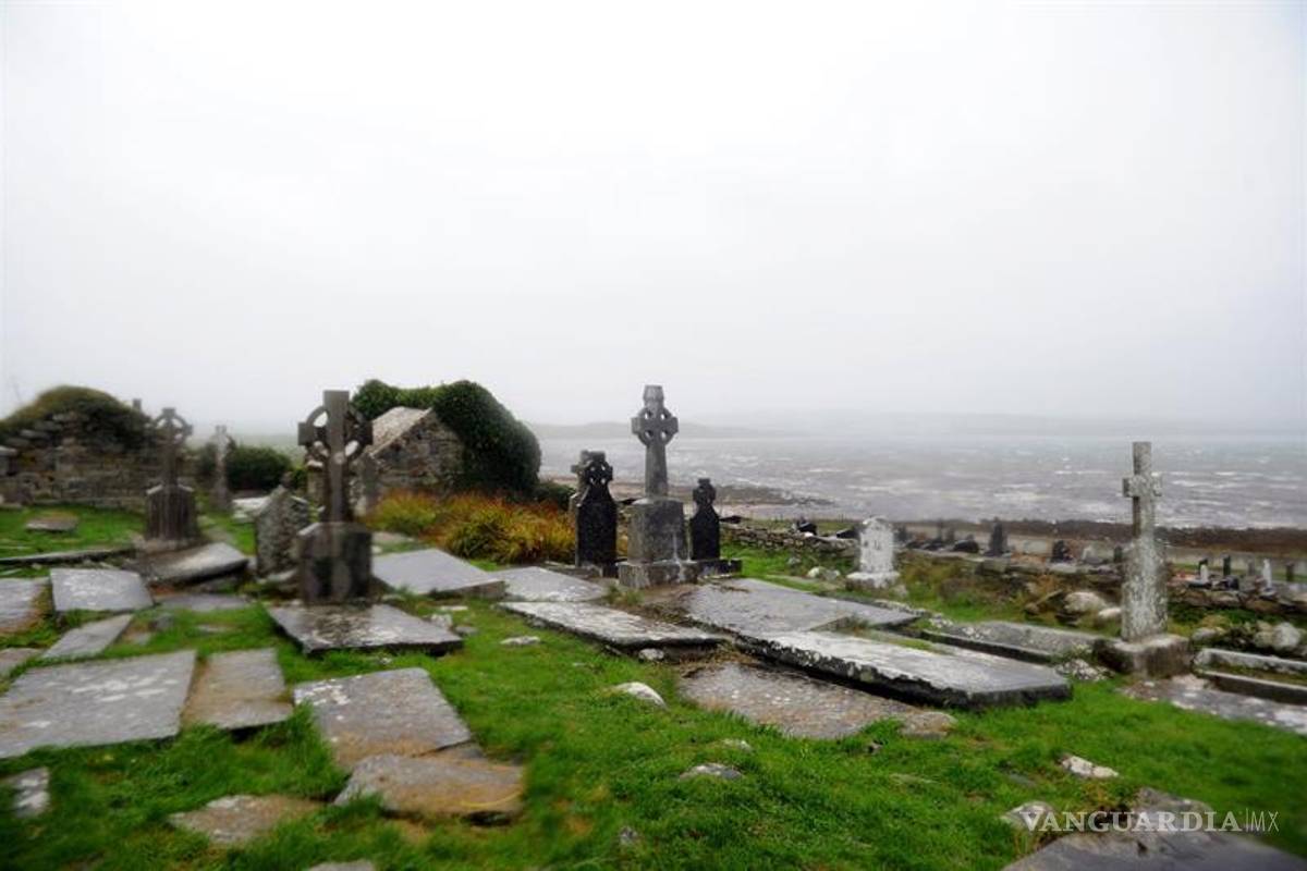 3 muertos y 120 mil personas sin electricidad en Irlanda, tras el paso de &quot;Ofelia&quot;