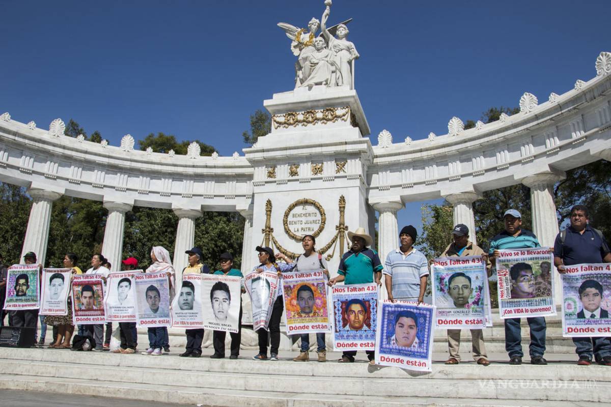 Padres de los 43 levantan plantón frente a Los Pinos