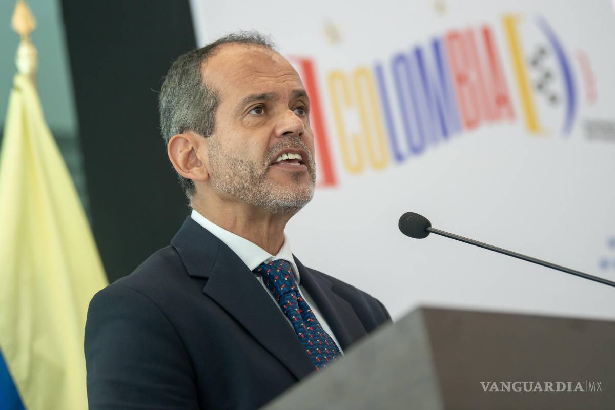 $!El director de la Feria Internacional del Libro (FIL) de Monterrey, Henóc de Santiago, habla este martes durante una rueda de prensa en la ciudad de Monterrey.