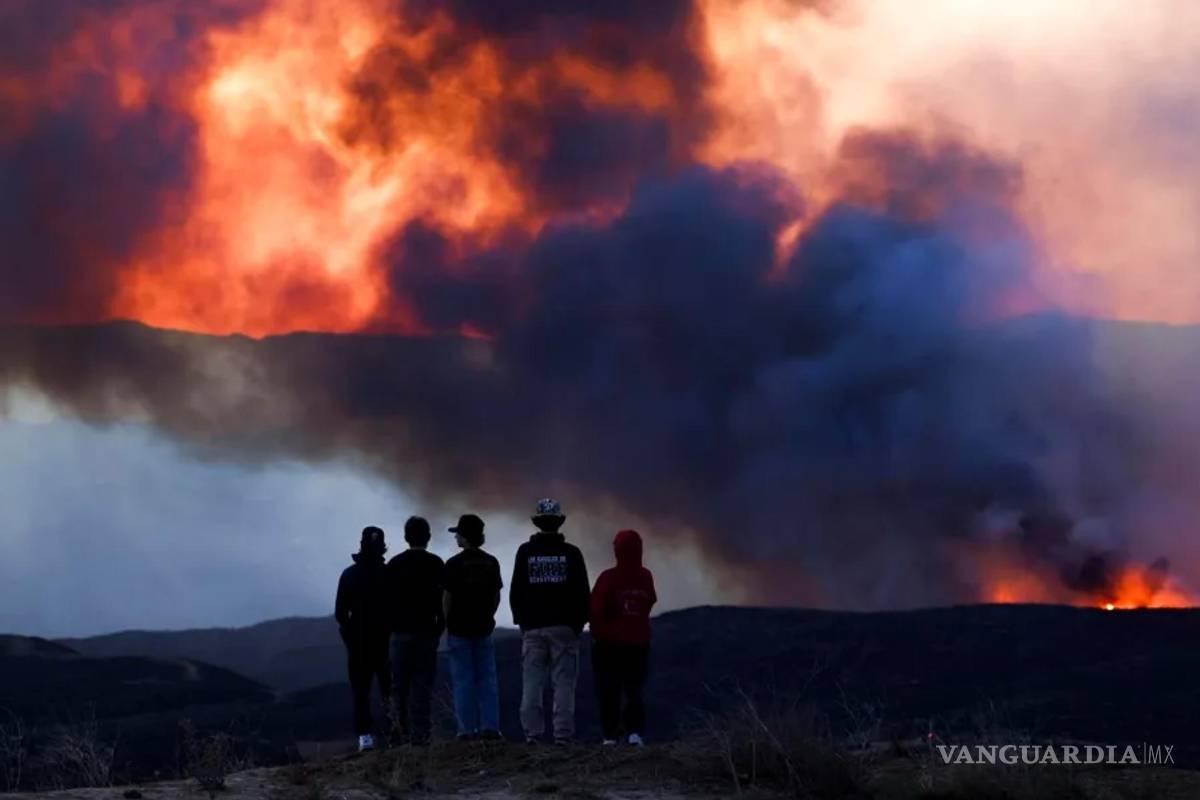 $!Un grupo de bomberos observa la evolución del incendio forestal de Hughes cerca de Santa Clarita, California.