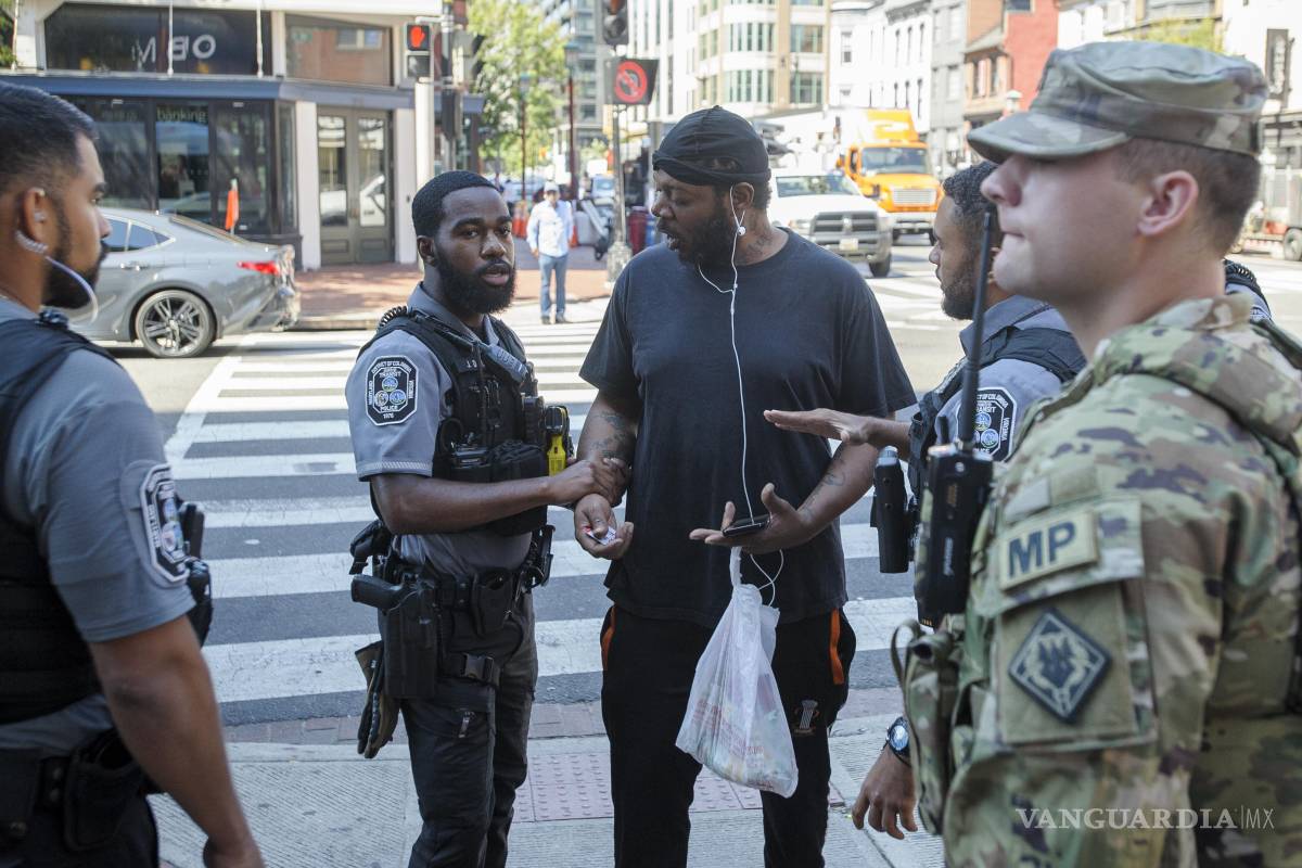 $!Miembros de la Guardia Nacional a un Policía de Tránsito Metropolitano habla con un hombre después de bajarlo de un autobús del Metro en Washington.