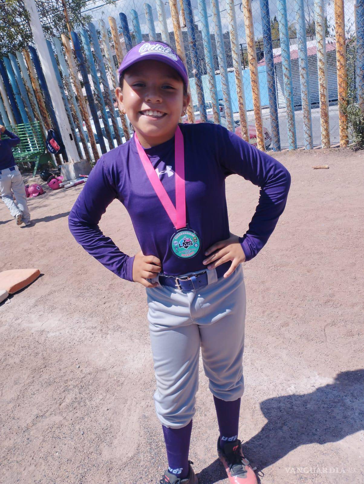 $!Loretta Treviño Cadena juega segunda base, enfrentando a niños y superando nervios con cada lanzamiento.