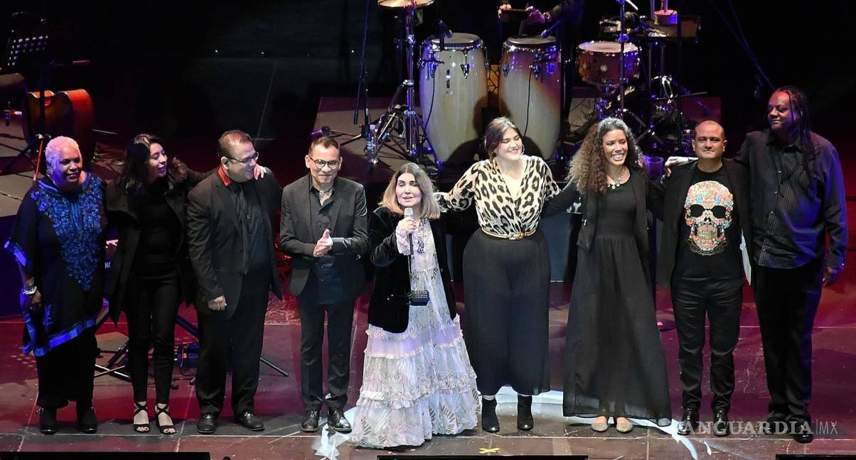 $!La cantante peruana Tania Libertad (c) realizó un homenaje al compositor Armando Manzanero en la clausura de la 49 edición del Festival Internacional Cervantino 2021, en la ciudad de Guanajuato, México. EFE/Luis Ramírez