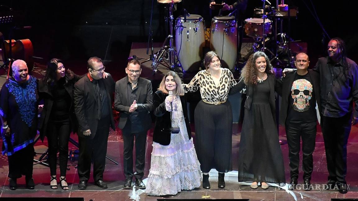 $!La cantante peruana Tania Libertad (c) realizó un homenaje al compositor Armando Manzanero en la clausura de la 49 edición del Festival Internacional Cervantino 2021, en la ciudad de Guanajuato, México. EFE/Luis Ramírez