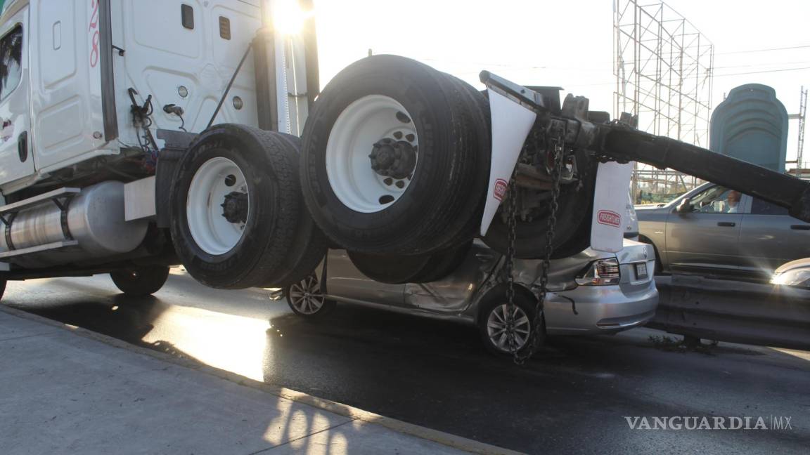 Tráiler se impacta contra auto y provocan caos vial, en Saltillo