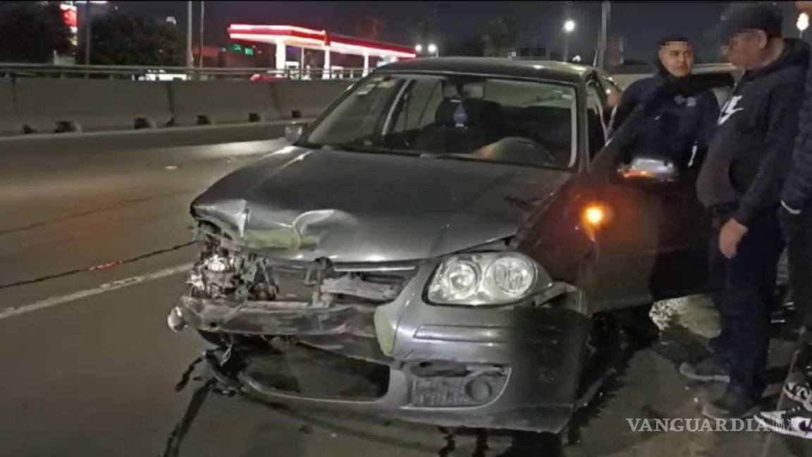 Choca contra muro al intentar cambiar de carril en Saltillo