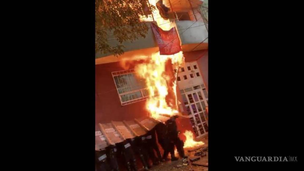 Desalojados en la Álvaro Obregón de la CDMX queman a policías y lanzan agua hirviendo