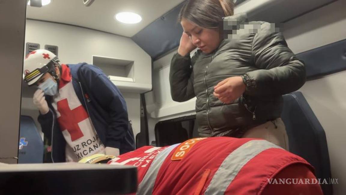 $!Paramédicos de la Cruz Roja atendieron en el lugar a una mujer que resultó con golpes tras el choque en la Zona Centro.