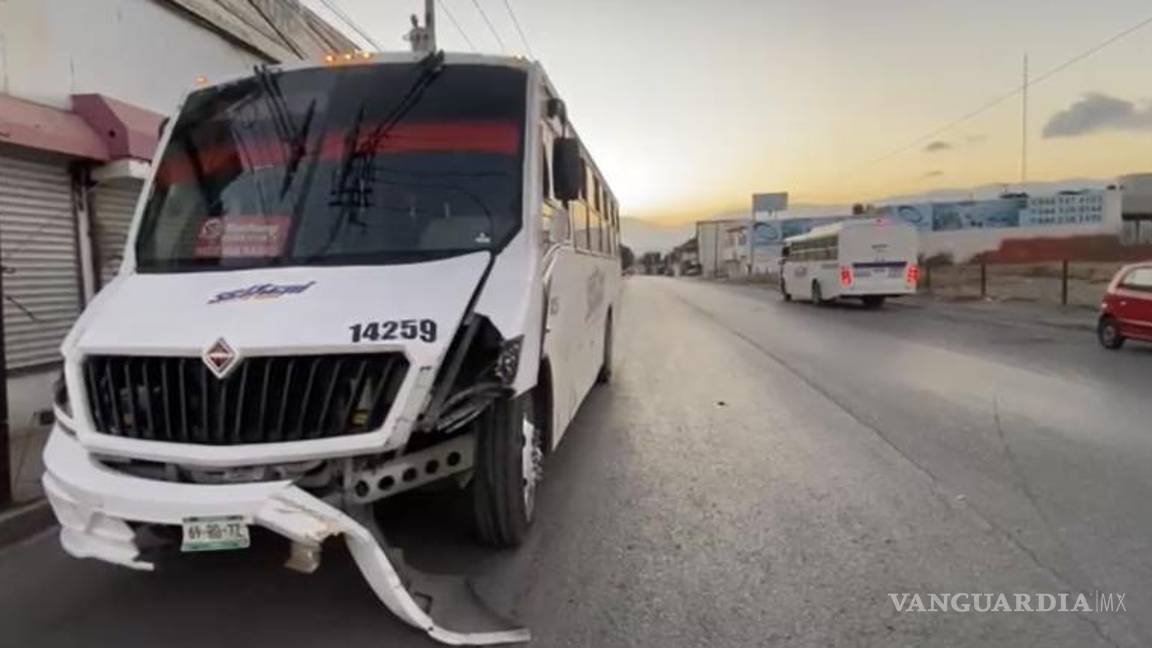 $!El camión involucrado en el accidente permaneció sobre la avenida La Salle tras el impacto.