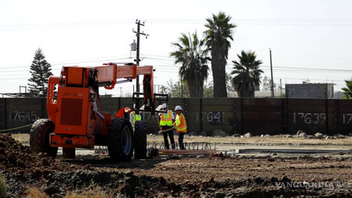 Toman forma prototipos de muro fronterizo en San Diego