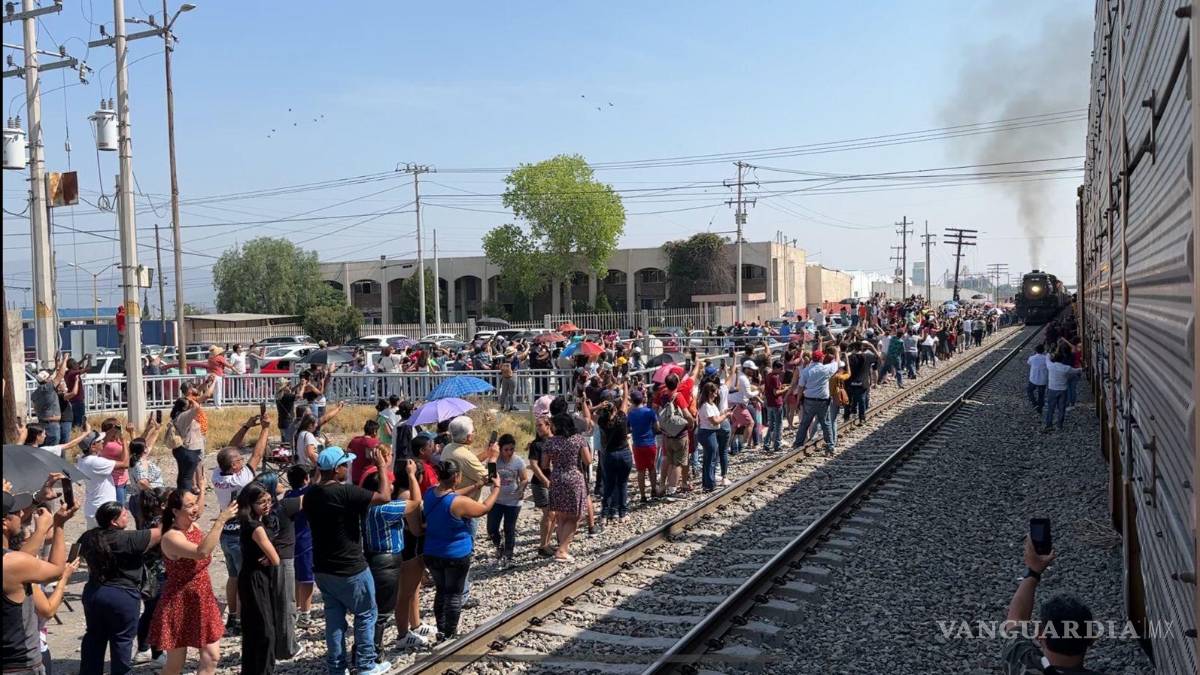 Entre aplausos, reciben saltillenses a ‘La Emperatriz’, locomotora con destino a CDMX