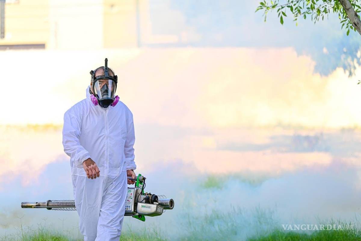 $!Equipos de fumigación trabajan en los patios escolares.