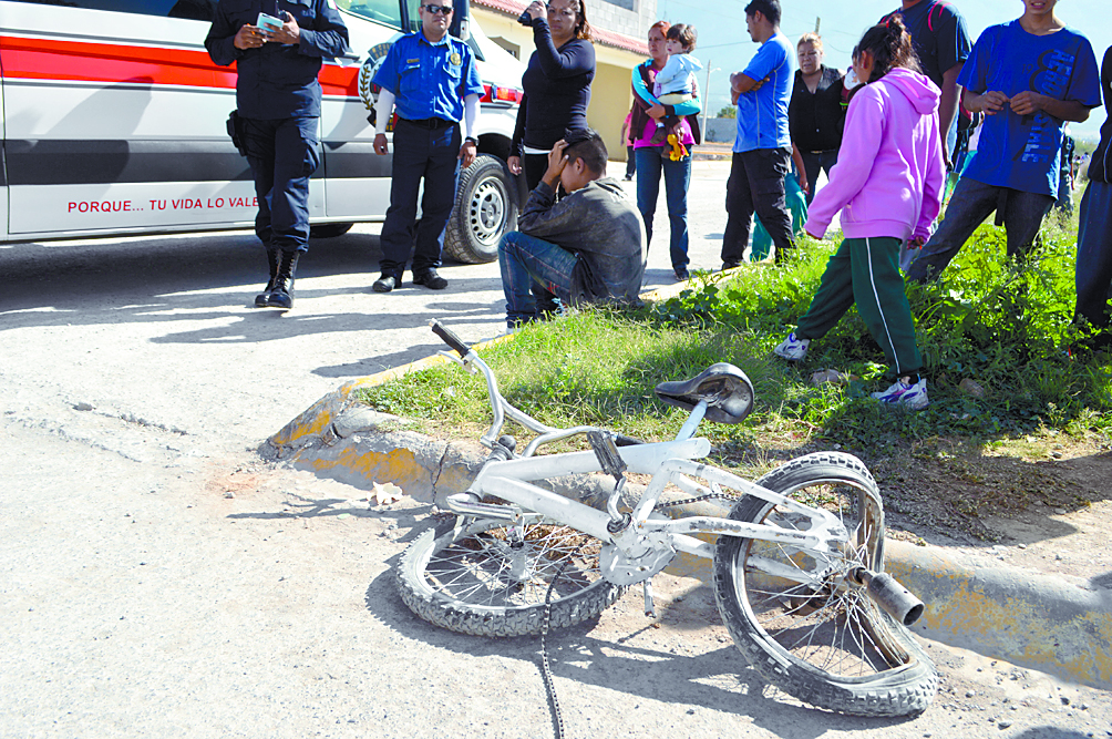 Camionero y ciclista no hacen alto en crucero de Saltillo