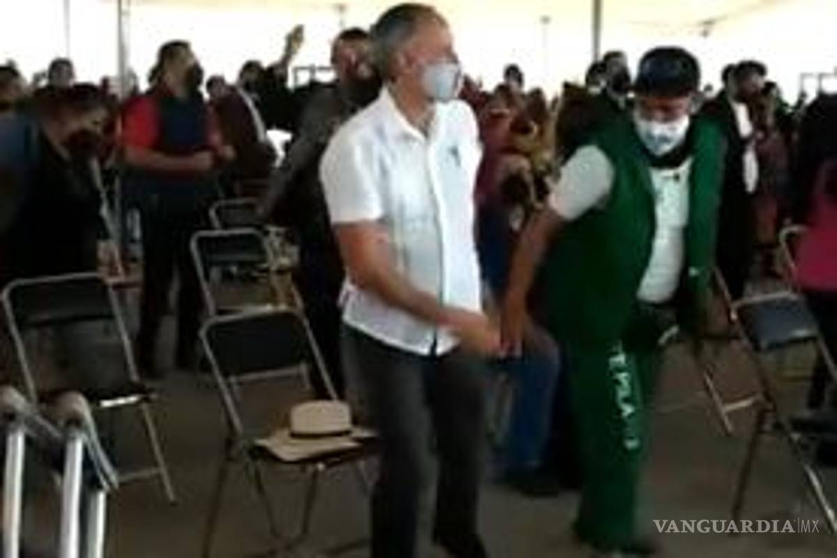 Hugo López-Gatell baila a ritmo de 'I will survive' durante su vacunación (video)