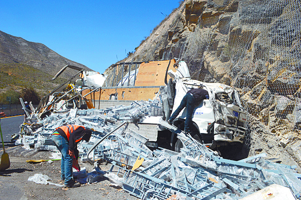 Otro trailero se accidenta en Los Chorros, en Arteaga