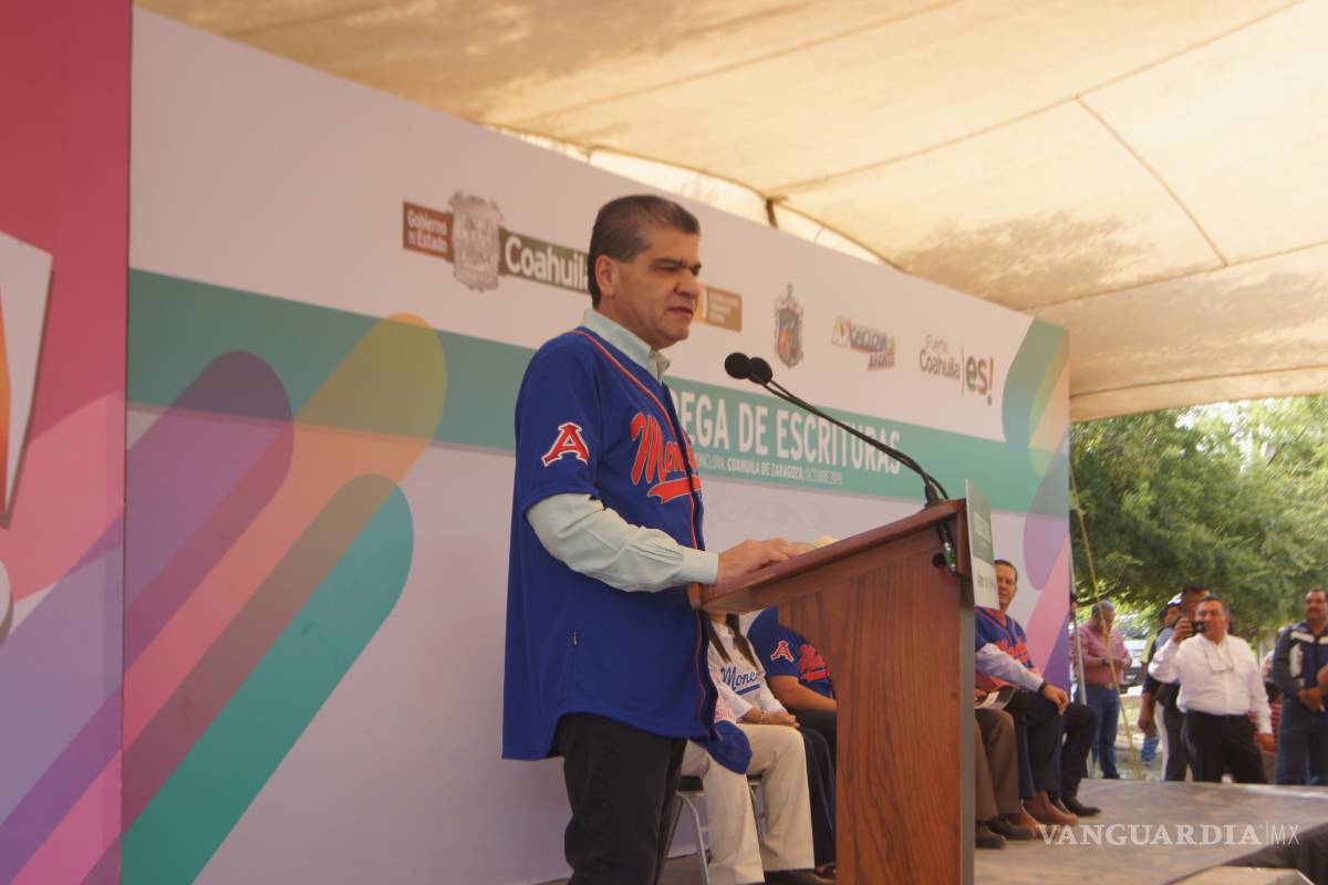 Gobernador entrega escrituras a 155 familias de Monclova