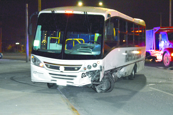 $!Ebrio choca contra camión; resulta con lesiones leves