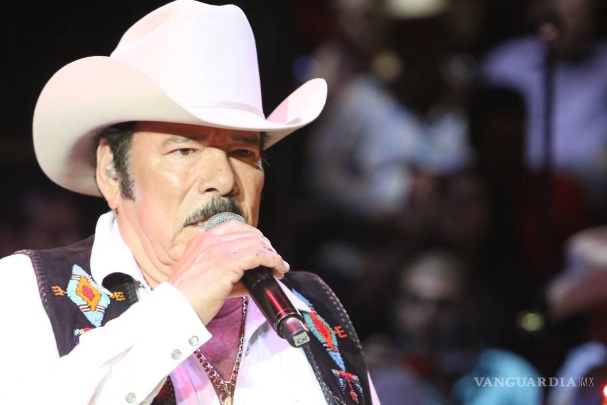 ‘Me siento muy apenado’... Lalo Mora ofrece breve disculpa por tocar a fans (video)