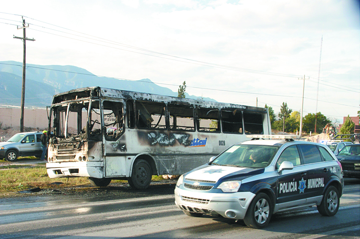 Estudiantes de la UTC escapan de camión en llamas