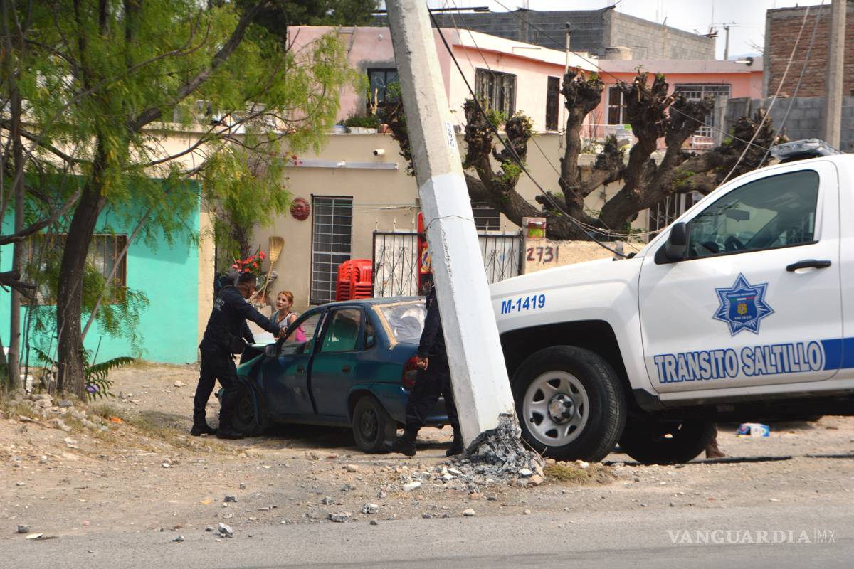 Conductora se asusta con auto …y tumba un poste en Saltillo