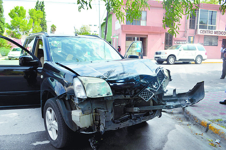 Patrulla de la Municipal ocasiona carambola tras ‘persecución policiaca’