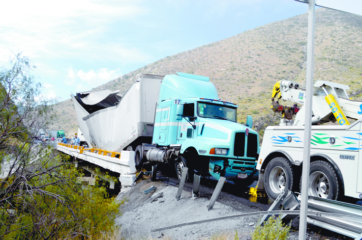 Se le parte tráiler a la mitad en 'Los Chorros'