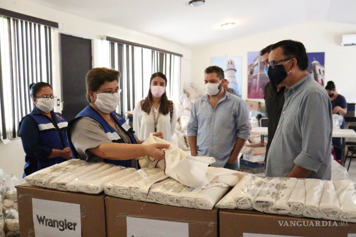 Wrangler dona batas para centros médicos en San Pedro, Coahuila