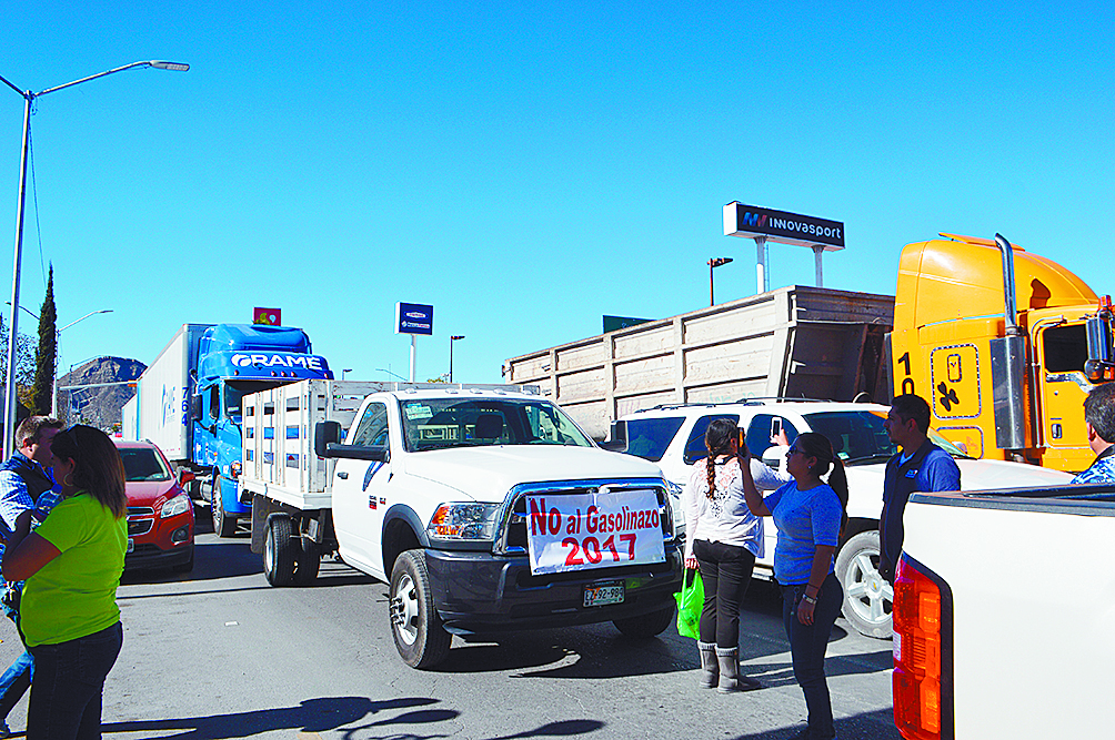 Transportistas de Coahuila, a la calle en contra del ‘gasolinazo’