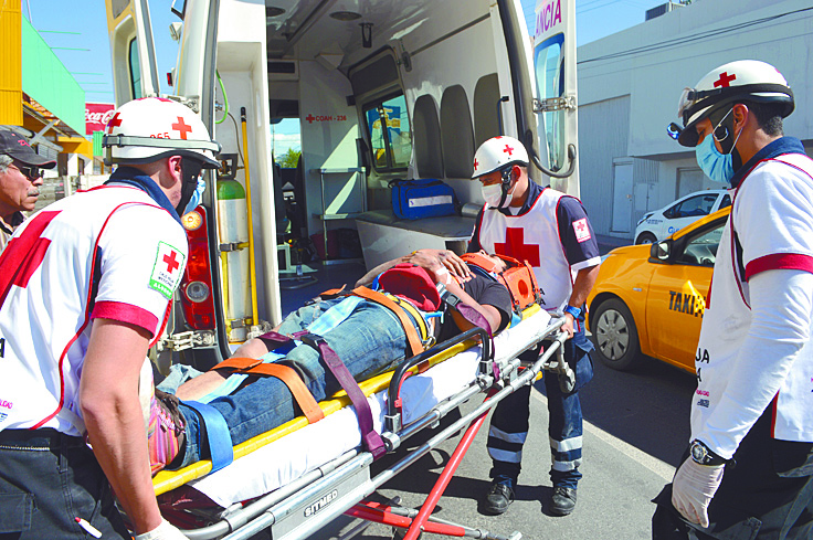 Por un descuido, manda al hospital a motociclista saltillense