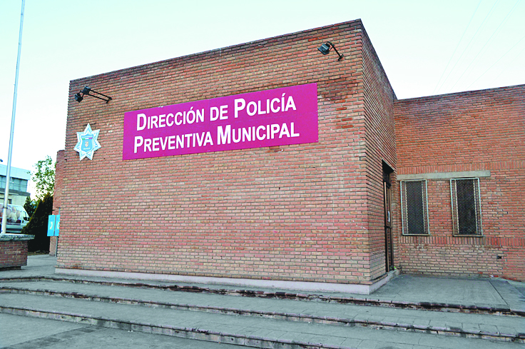 En Saltillo, padre e hijo detienen a allanador y también los meten presos por golpearlo