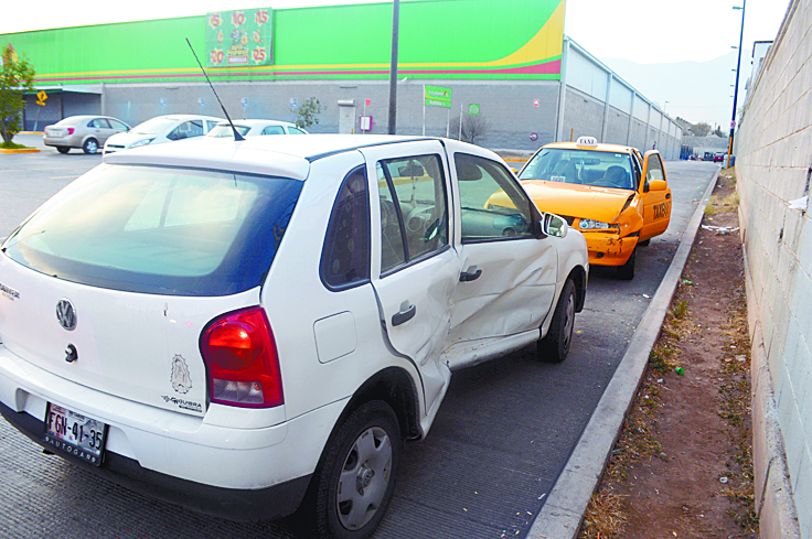 En Saltillo, quita paso a taxista; le embiste su carro