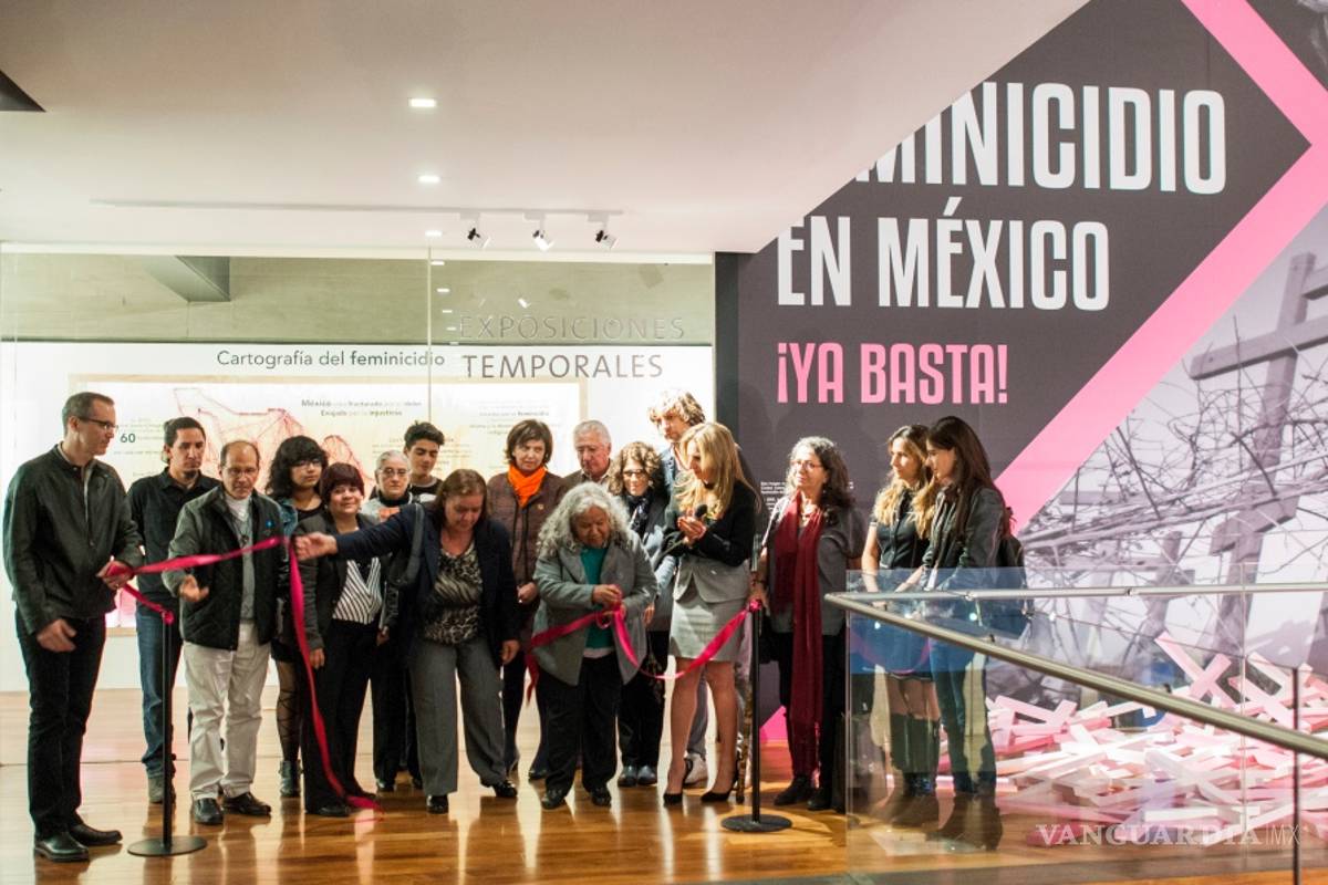 Cruces pintadas y fotos, una exposición contra el feminicidio en México