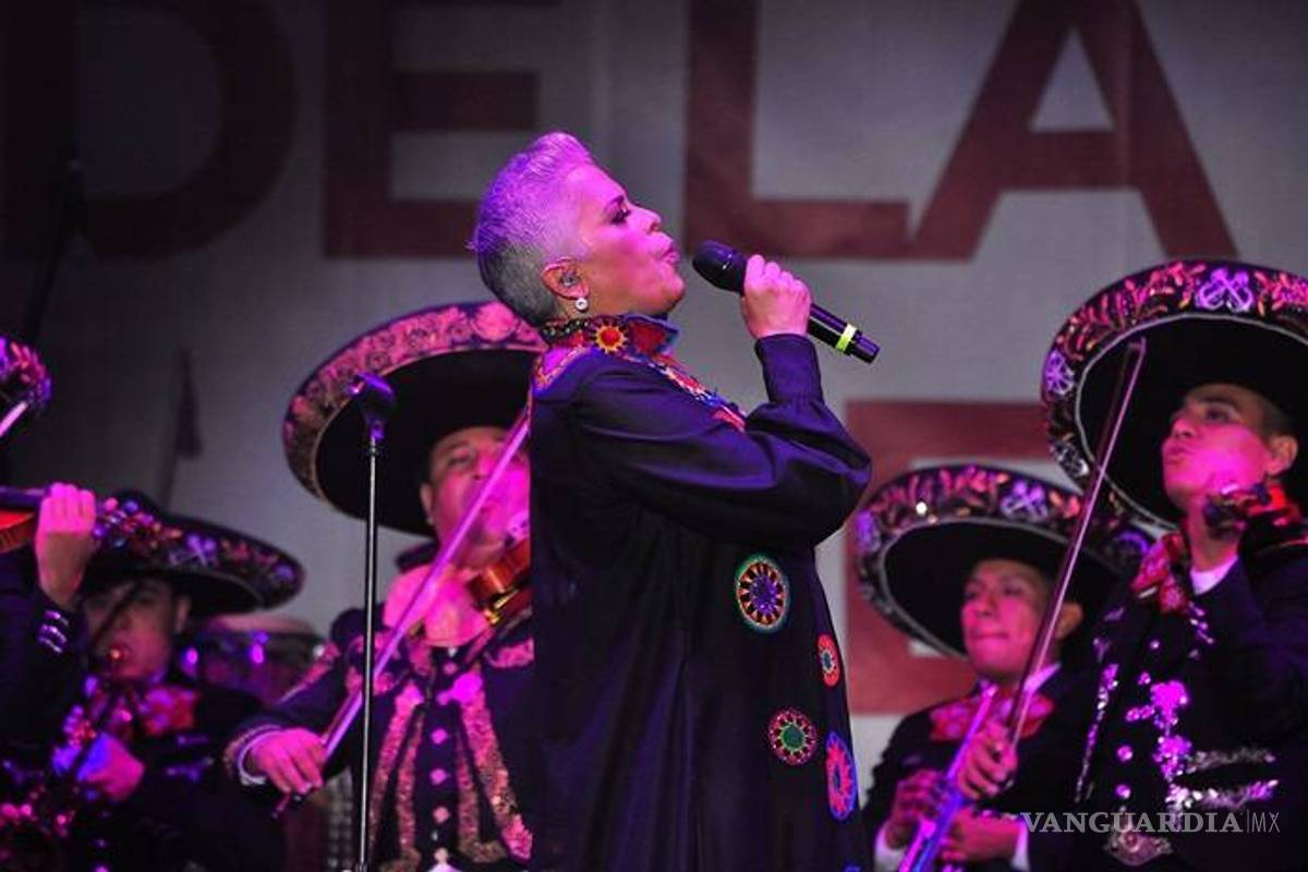 Eugenia León es criticada por su interpretación de “La Paloma” en el Grito (Video)