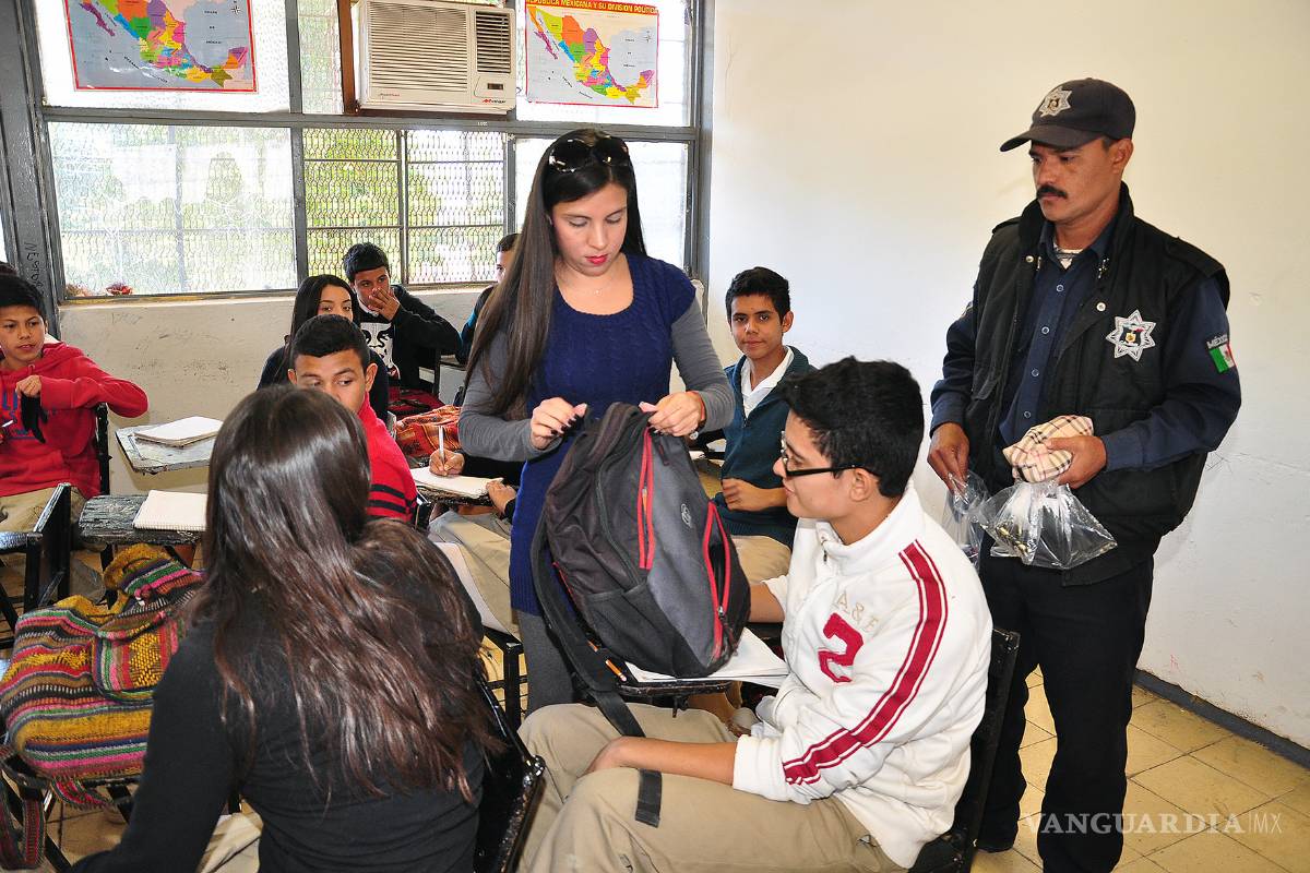 Son los padres de familia responsables de lo que traen sus hijos en las mochilas