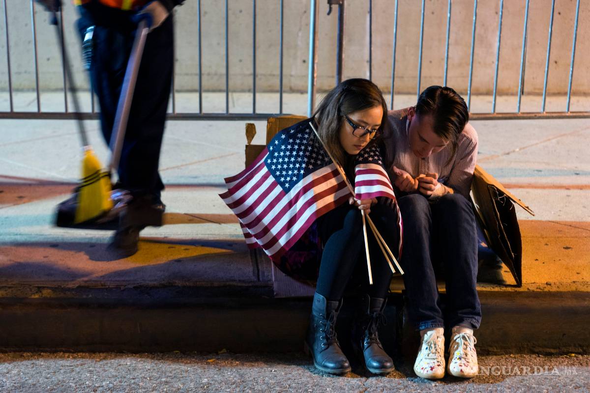 Seguidores de Hillary Clinton abandonan cabizbajos centro de eventos