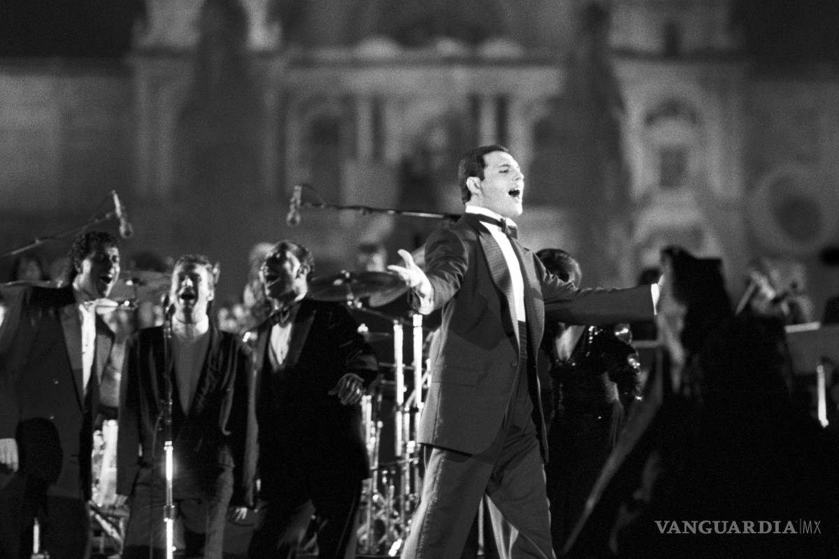 $!El cantante de rock británico Freddie Mercury interpreta el tema Barcelona, compuesto por el líder de Queen, en el festival La Nit.en 1992.