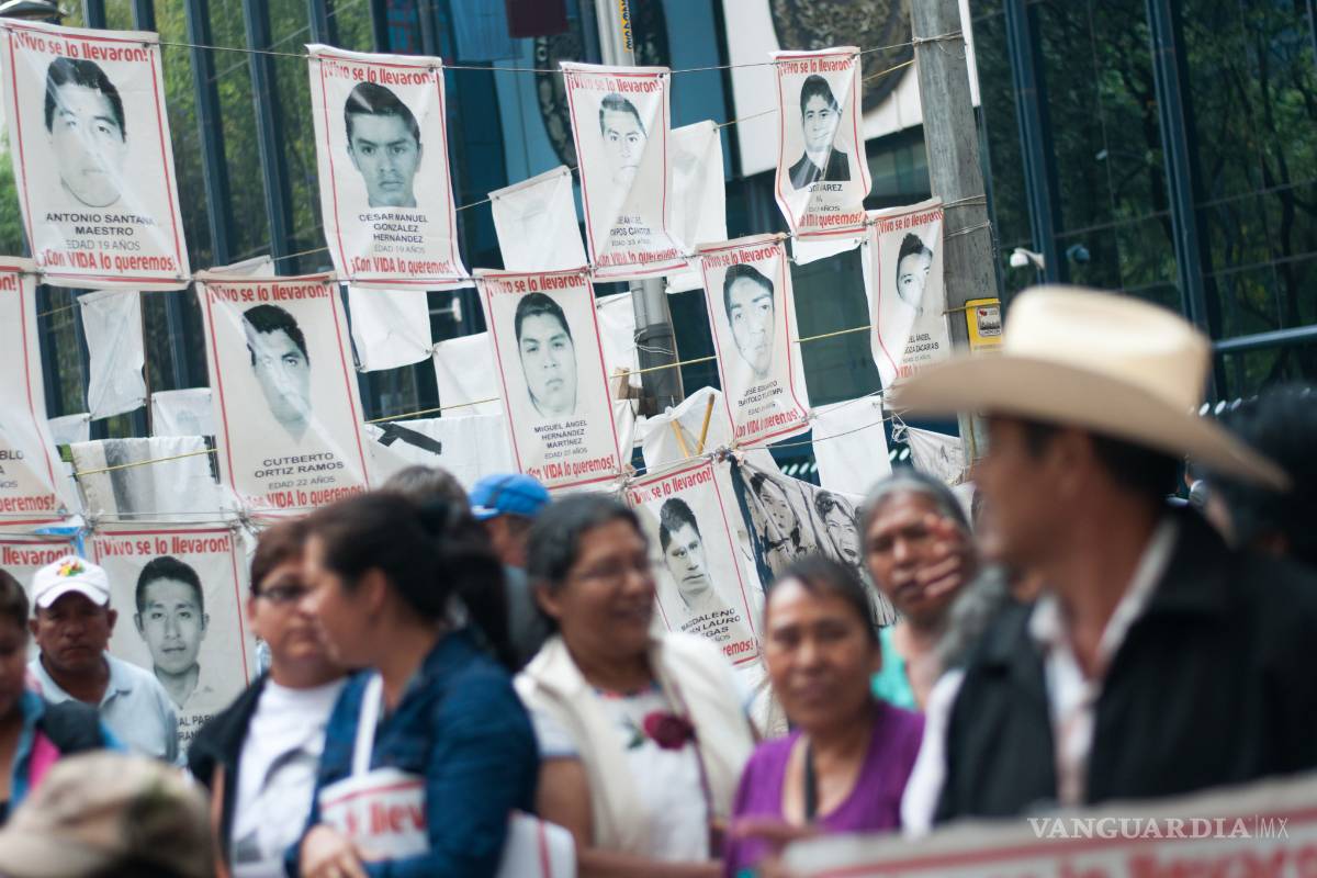 Padres de 43 normalistas pedirán a PGR y Segob ampliar mandato del GIEI