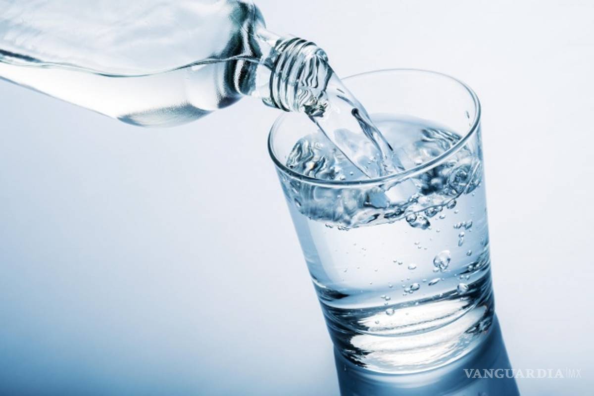 ¿Por qué es bueno beber agua natural en ayunas?