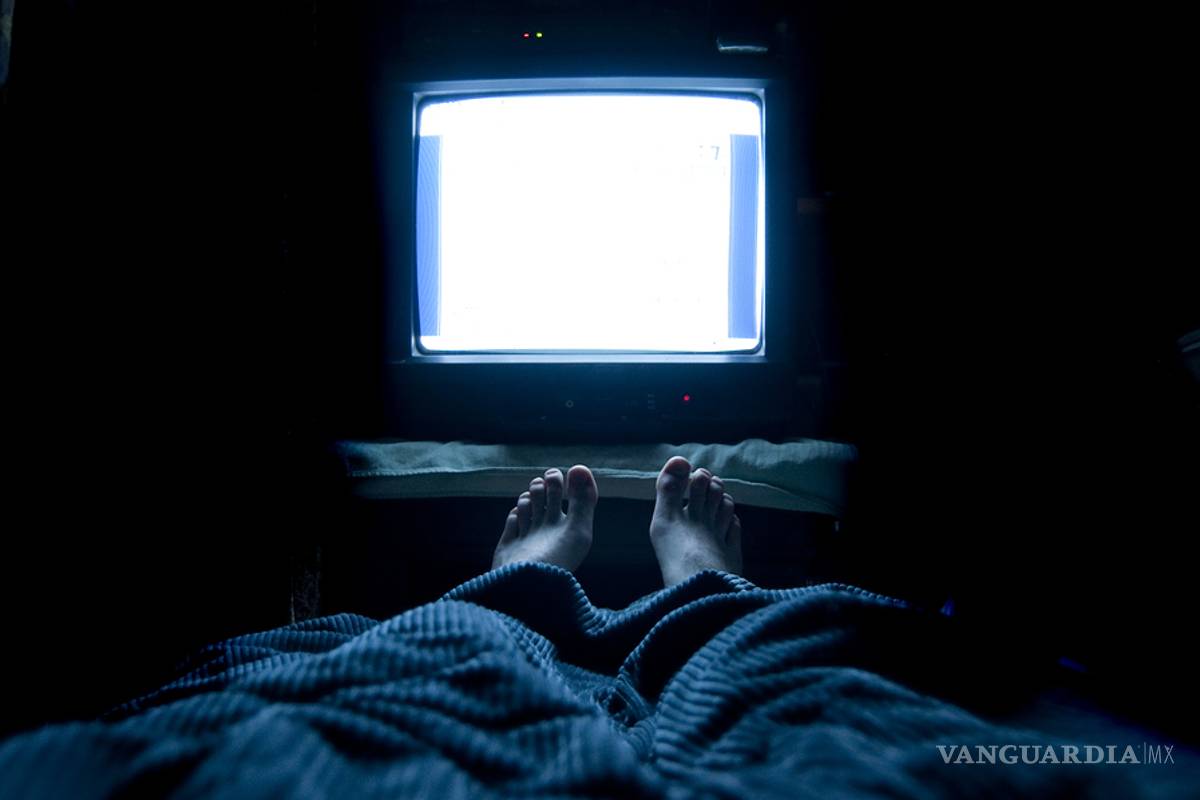 ¿Duermes con la tele prendida? Estudio revela que esta costumbre es peligrosa para tu salud