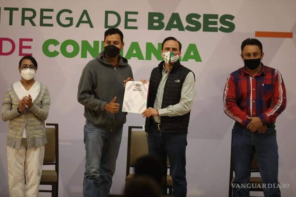 Entrega Manolo Jiménez bases de confianza a personal del Ayuntamiento