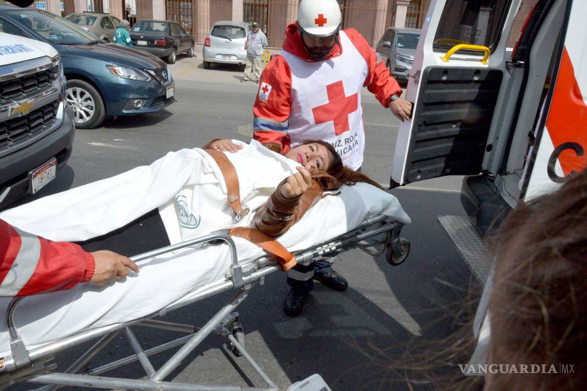 Mujer embarazada pierde el equilibrio y cae de combi en Saltillo