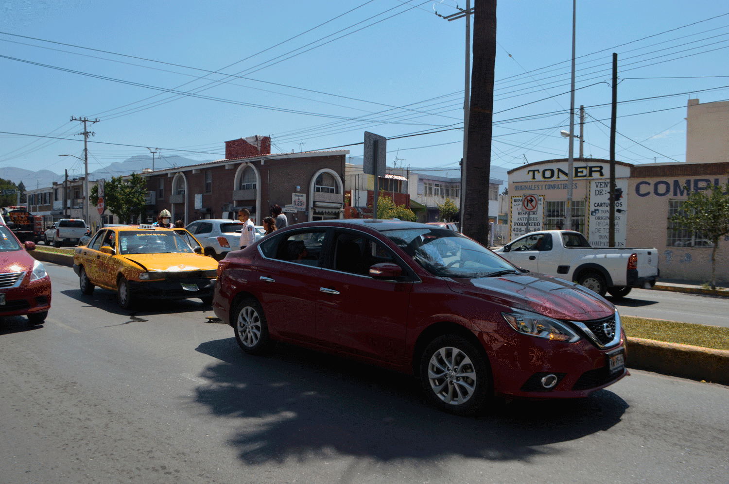 Le falla el cálculo a taxista y se endeuda