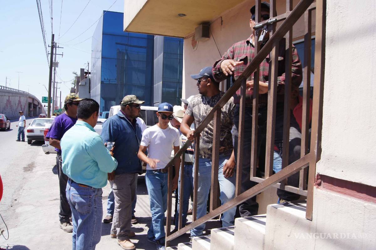$!Trabajadores de Aleris y FASEMEX protestan en la Junta de Conciliación y Arbitraje de Monclova