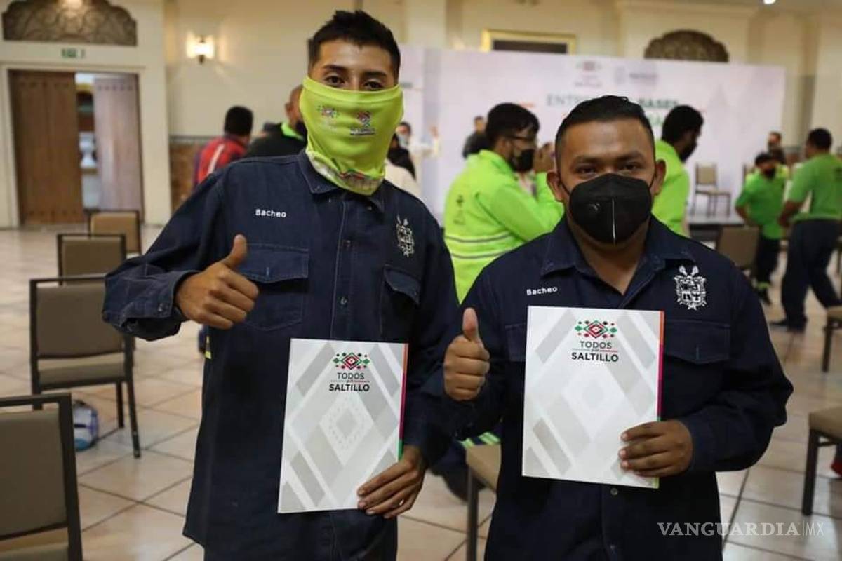 Entrega Manolo Jiménez bases de confianza a personal del Ayuntamiento