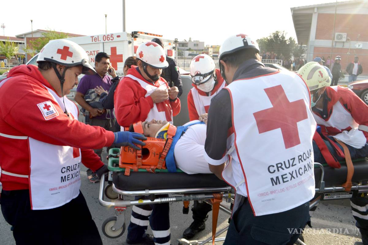 Joven se impacta y termina prensado en Saltillo