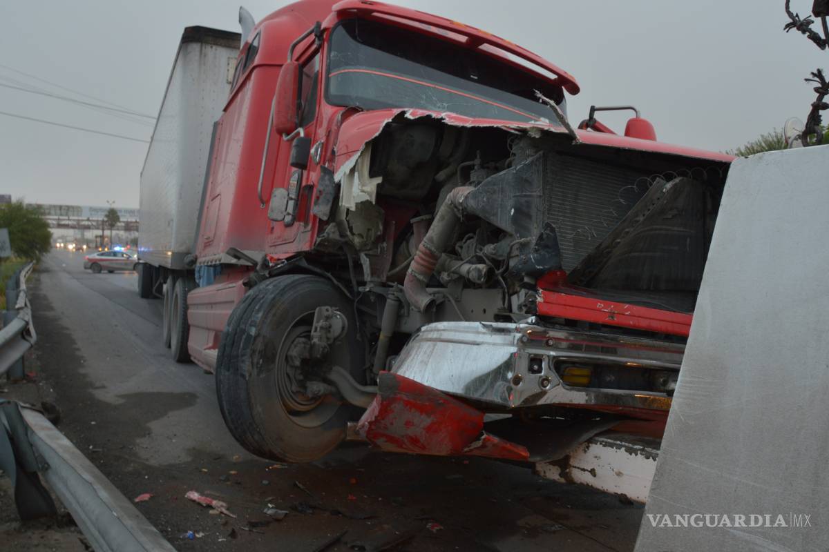Dormita trailero y choca por alcance; resulta ileso